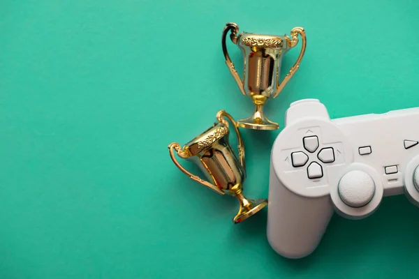 电子游戏支持赢得竞赛背景。夺得金牌奖的游戏控制器 — 图库照片