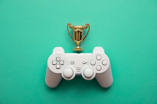 电子游戏支持赢得竞赛背景。夺得金牌奖的游戏控制器 — 图库照片