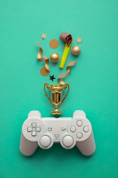 ビデオゲームは競争の背景に勝つことを支持する。金賞トロフィーとゲームコントローラー — ストック写真