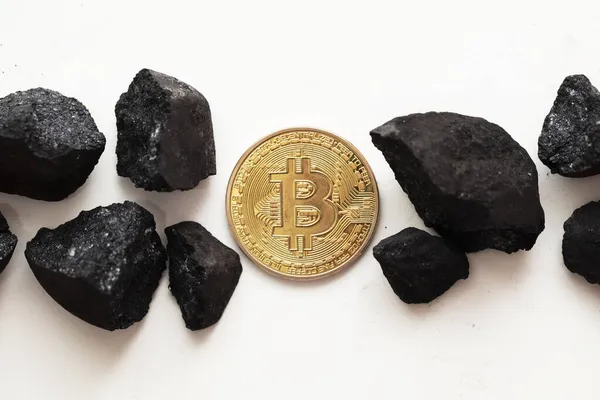 Concepto minero Bitcoin. Moneda de oro bitcoin criptomoneda con terrones de carbón — Foto de Stock