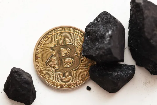 Concepto minero Bitcoin. Moneda de oro bitcoin criptomoneda con terrones de carbón — Foto de Stock