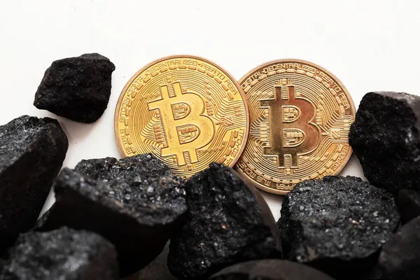 Concepto minero Bitcoin. Moneda de oro bitcoin criptomoneda con terrones de carbón —  Fotos de Stock