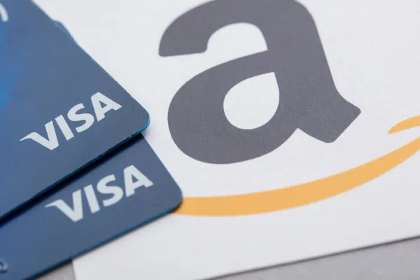 LONDRES, Reino Unido - novembro de 2021: Logotipos Amazon e Visa. Amazon planeja parar de aceitar pagamentos de visto emitidos pelo Reino Unido — Fotografia de Stock