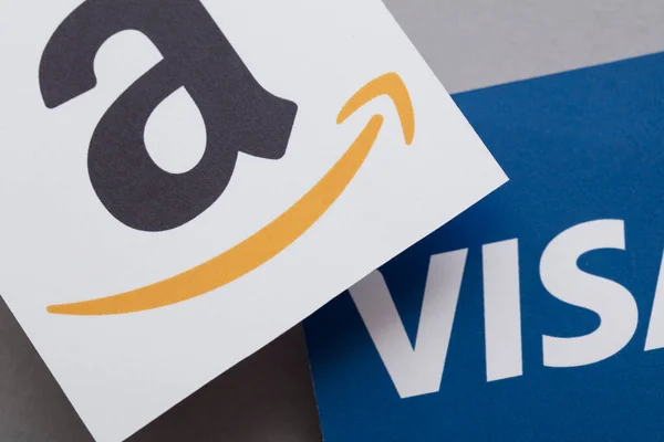 ЛОНДОН, Великобритания - Ноябрь 2021: Логотипы Amazon и Visa. Amazon планирует прекратить прием платежей Visa, выпущенных в Великобритании — стоковое фото