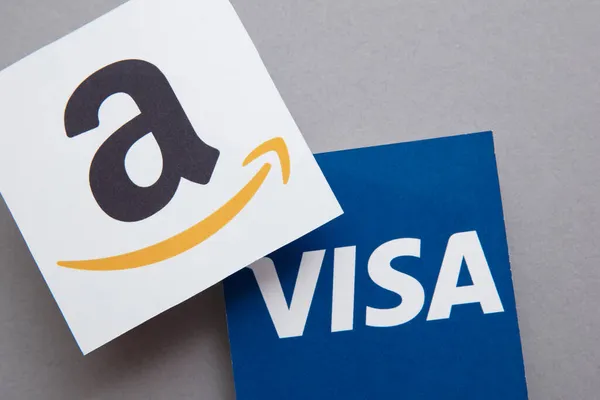 LONDEN, UK - november 2021: Logo 's voor Amazon en Visa. Amazon is van plan om te stoppen met het accepteren van Uk uitgegeven Visa betalingen — Stockfoto