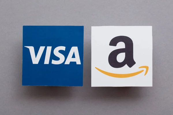 ЛОНДОН, Великобритания - Ноябрь 2021: Логотипы Amazon и Visa. Amazon планирует прекратить прием платежей Visa, выпущенных в Великобритании — стоковое фото