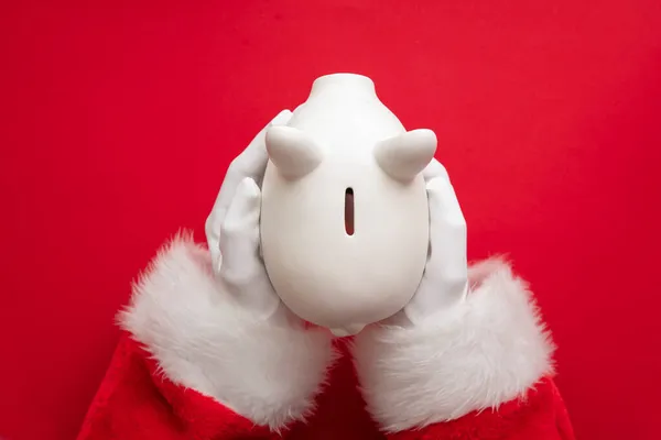 Санта Клаус тримає ялинкову скриньку для грошей. Фестивальне заощадження — стокове фото
