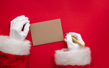 Noel Baba boş kağıda neşeli bir mesaj yolluyor.