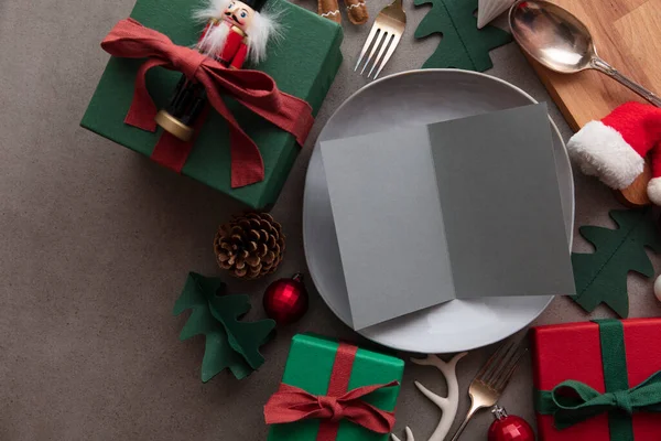 Christmas meal blank menu. Blank paper menu on a dinner plate surrounded by festive decorations — Stock Photo, Image