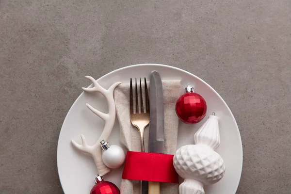 Festive Christmas meal background. Plate with knife and fork and Christmas decorations — Stock Photo, Image