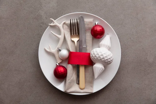 Festive Christmas meal background. Plate with knife and fork and Christmas decorations — Stock Photo, Image