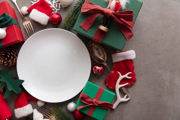 Festive Christmas meal background. Empty white plate with Christmas decorations — Stock Photo, Image