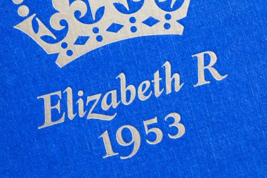 LONDON, İngiltere - Mayıs 2022: Kaliteli altın kabartmalı Kraliçe II. Elizabeth harfleri