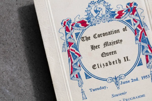 LONDON, UK - May 2022: Vintage coronation of Queen Elizabeth II leaflet — Stockfoto