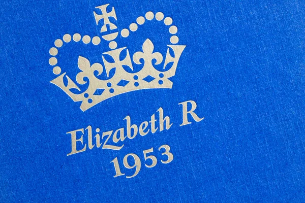 LONDON, UK - May 2022: Vintage gold embossed Queen Elizabeth II lettering — Stockfoto