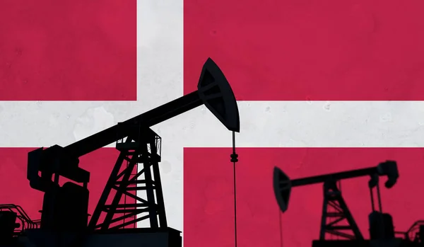 石油・ガス産業の背景。デンマークの旗に対するオイルポンプのシルエット。3Dレンダリング — ストック写真