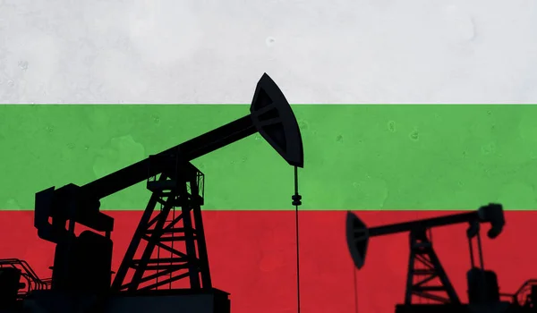 石油・ガス産業の背景。ブルガリア国旗に油ポンプのシルエット。3Dレンダリング — ストック写真