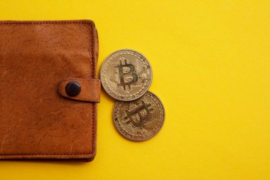 Kahverengi deri kripto banknot cüzdanı ve bitcoin altın para. Dijital finans kavramı
