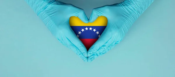 Doktorlar Mavi Ameliyat Eldiveni Takıp Venezuela Bayrağıyla Şekil Sembolü Yapıyorlar — Stok fotoğraf