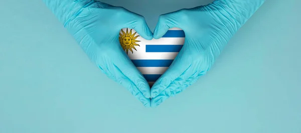 Doktorlar Mavi Ameliyat Eldivenleri Giyip Uruguay Bayrağıyla Şekil Sembolü Yapıyorlar — Stok fotoğraf