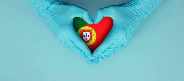 Ärztehände Mit Blauen Handschuhen Die Ein Symbol Mit Portugiesischer Flagge — Stockfoto