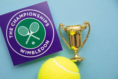 LONDON, İngiltere - Haziran 2022: Wimbledon tenis şampiyonası logosu altın kupa ve tenis topu.