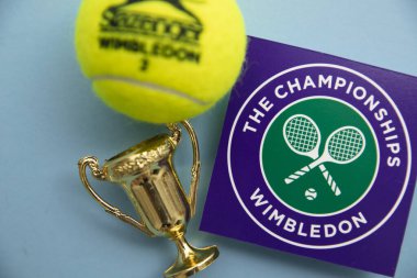 LONDON, İngiltere - Haziran 2022: Wimbledon tenis şampiyonası logosu altın kupa ve tenis topu.