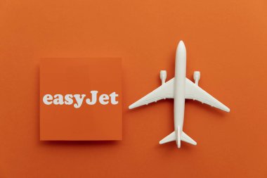 LONDON, İngiltere - Temmuz 2022: Easy Jet havayolu şirketi logosu. Easy Jet, düşük maliyetli bir İngiliz havayolu şirketi..