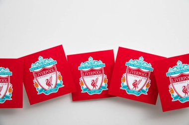 LONDON, İngiltere - Temmuz 2022: Liverpool futbol kulübü amblemi. Liverpool Premier Lig takımıdır..