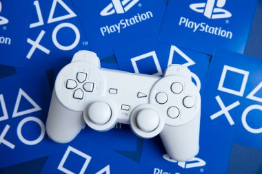 LONDON, İngiltere - Temmuz 2022: Sony playstation logosu mavi arka planda. Playstation bir video oyunu markasıdır..