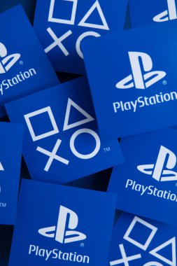 LONDON, İngiltere - Temmuz 2022: Sony playstation logosu mavi arka planda. Playstation bir video oyunu markasıdır..