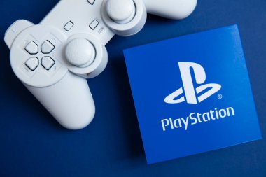 LONDON, İngiltere - Temmuz 2022: Sony playstation logosu mavi arka planda. Playstation bir video oyunu markasıdır..