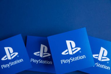 LONDON, İngiltere - Temmuz 2022: Sony playstation logosu mavi arka planda. Playstation bir video oyunu markasıdır..
