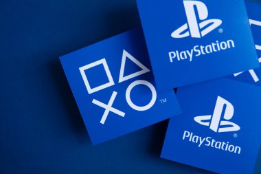LONDON, İngiltere - Temmuz 2022: Sony playstation logosu mavi arka planda. Playstation bir video oyunu markasıdır..