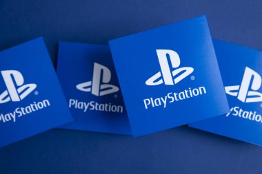 LONDON, İngiltere - Temmuz 2022: Sony playstation logosu mavi arka planda. Playstation bir video oyunu markasıdır..