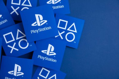 LONDON, İngiltere - Temmuz 2022: Sony playstation logosu mavi arka planda. Playstation bir video oyunu markasıdır..