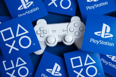 LONDON, İngiltere - Temmuz 2022: Sony playstation logosu mavi arka planda. Playstation bir video oyunu markasıdır..