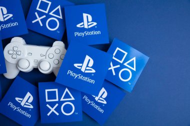 LONDON, İngiltere - Temmuz 2022: Sony playstation logosu mavi arka planda. Playstation bir video oyunu markasıdır..