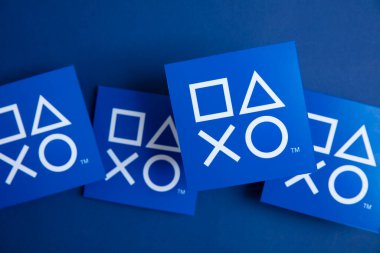 LONDON, İngiltere - Temmuz 2022: Sony playstation logosu mavi arka planda. Playstation bir video oyunu markasıdır..