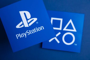 LONDON, İngiltere - Temmuz 2022: Sony playstation logosu mavi arka planda. Playstation bir video oyunu markasıdır..