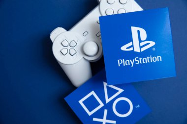 LONDON, İngiltere - Temmuz 2022: Sony playstation logosu mavi arka planda. Playstation bir video oyunu markasıdır..
