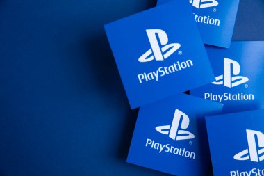 LONDON, İngiltere - Temmuz 2022: Sony playstation logosu mavi arka planda. Playstation bir video oyunu markasıdır..