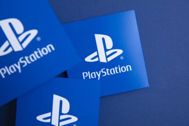 LONDON, İngiltere - Temmuz 2022: Sony playstation logosu mavi arka planda. Playstation bir video oyunu markasıdır..