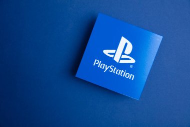 LONDON, İngiltere - Temmuz 2022: Sony playstation logosu mavi arka planda. Playstation bir video oyunu markasıdır..