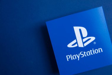 LONDON, İngiltere - Temmuz 2022: Sony playstation logosu mavi arka planda. Playstation bir video oyunu markasıdır..