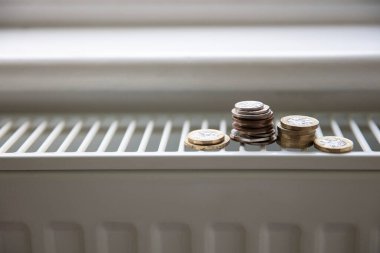 Yaşama krizinin bedeli. Radyatör ısıtıcısına para. Enerji ve faturaların artan maliyeti.