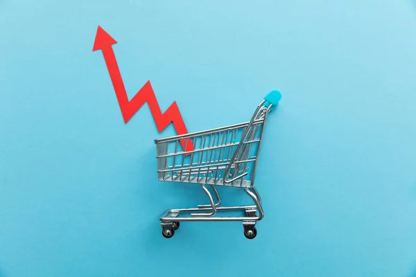 Stijgende Kosten Van Winkelen Winkelwagen Met Rode Inflatie Pijl — Stockfoto