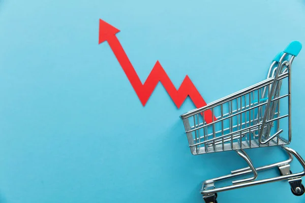 Stijgende Kosten Van Winkelen Winkelwagen Met Rode Inflatie Pijl — Stockfoto