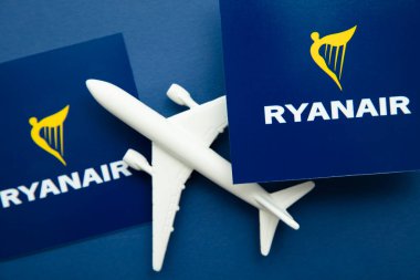 LONDON, İngiltere - Temmuz 2022: Ryanair Havayolları şirketi logosu. Ryanair, düşük maliyetli bir İngiliz havayolu şirketi..
