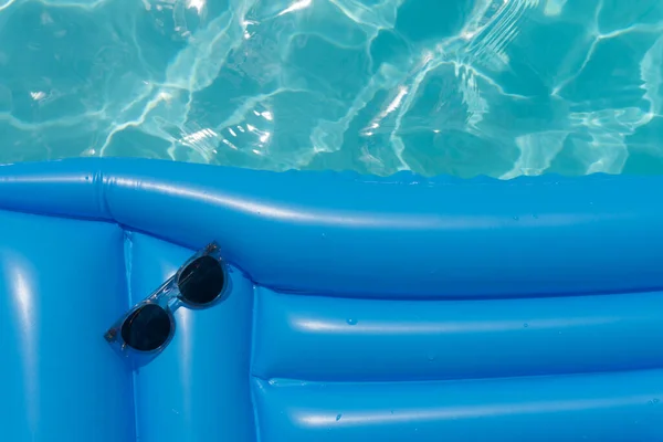 Sunglasses Blue Swimming Pool Float Summer Holiday Background — Stok fotoğraf